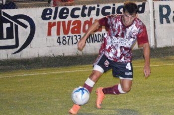 Fernando Torrent con la camiseta de Defensores de Belgrano, equipo con el que fue verdugo de Gimnasia.