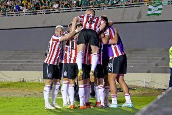 El festejo de Estudiantes, el único equipo argentino que dejó en el camino a un brasileño en octavos de final