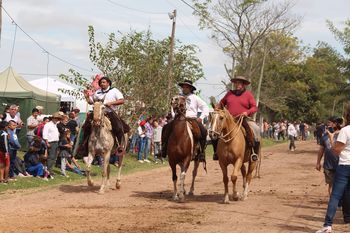 folklore, desfile gaucho y carrera de bicicletas antiguas en la fiesta del arraigo de mercedes