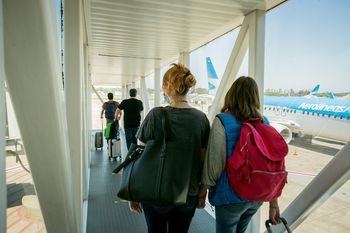 La empresa Aerolíneas Argentinas duplicó la cantidad de pasajeros respecto del mismo fin de semana del año anterior.