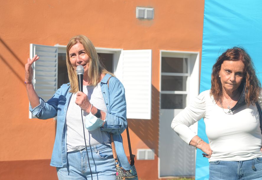Finalmente la diputada Liliana Schwindt tomó la palbra mientras la titular del Instituto de Vivienda de los Trabajadores de la Red Social UOCRA, Cristina Nieto., no pudo ocultar su fastidio