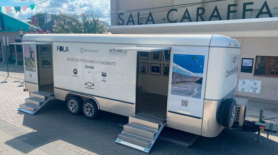 El tráiler cultural que aloja la muestra fotográfica.