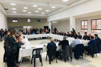 En medio de algunas tensiones, intendentes de Juntos se nuclean en Balcarce luego de tres años. Crispaciones y acuerdo de pedidos a la Provincia.