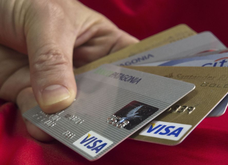 Cada vez es más recurrente el uso de tarjetas de crédito como medios de pago, pero es importante tomar una serie de precauciones pata evitar robos y estafas. Foto: NA.