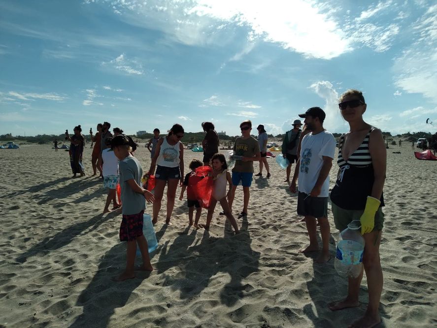 Fueron padres y crearon una fundación para promover la educación ambiental: ahora impulsan limpieza de playas en la Costa atlántica