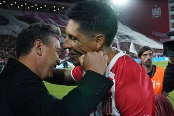 Video: Enzo Pérez, saludo súper cariñoso con Gallardo y con sus ex compañeros