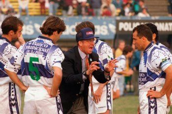 Timoteo en plena charla técnica mientras Márcico y los compañeros en Gimnasia lo escuchan.