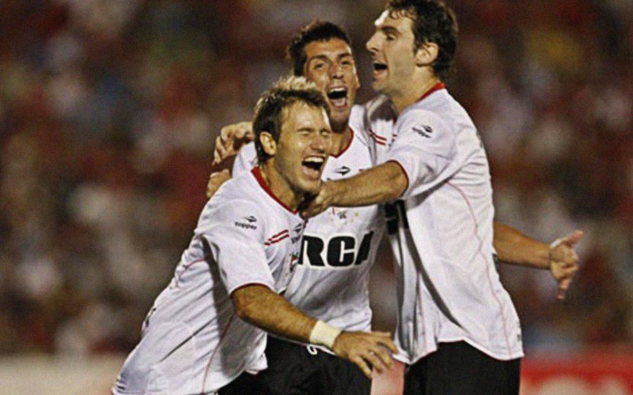 Mauro Boselli festeja un gol en Estudiantes junto a la Gata Fernández y José Sosa.