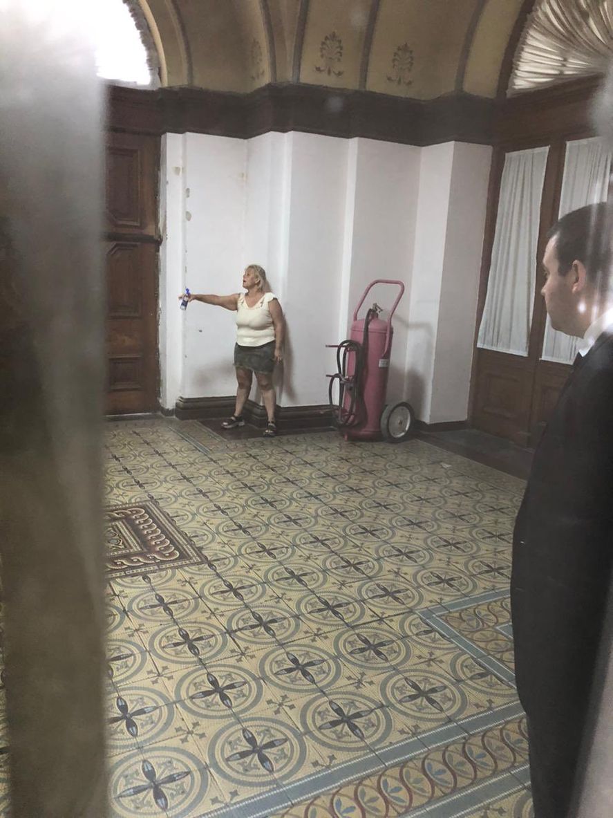 La mujer que se atrincheró en la Municipalidad de La Plata. Foto: 221radio