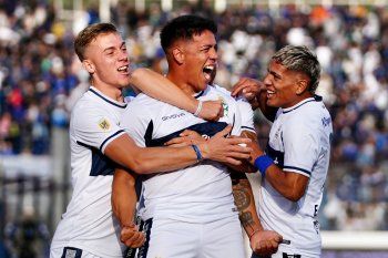 Gimnasia festeja el 1-0 de Nicolás Contín ante Instituto (Foto: prensa GELP).