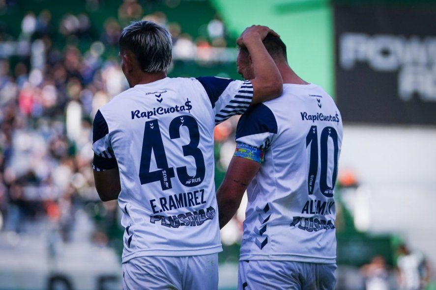 Eric Ramírez y Brahian Alemán, los goleadores de Gimnasia ante Banfield (Foto: prensa GELP).