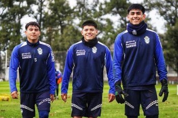 Nicolás Sánchez junto a Fabricio Corbalán y Luciano Acosta, en una práctica de Gimnasia. (Foto: Prensa GELP)