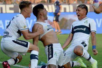 Tarragona en el festejo del 2 a 1 de Gimnasia a Estudiantes en el último Clásico Platense en el Bosque