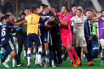 Pelea entre jugadores de Gimnasia y Universitario en Perú