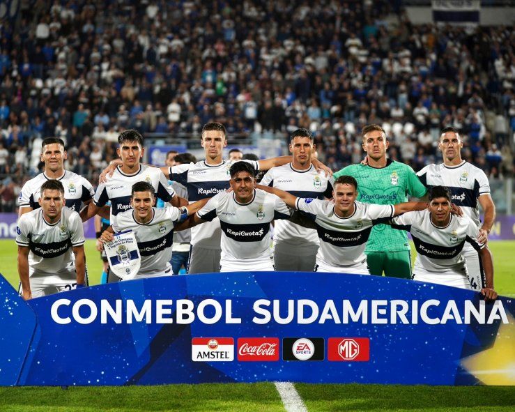 El once titular de Gimnasia, ante Universitario de Perú, en el debut en la Copa Sudamericana 2023 (Foto: Prensa GELP)