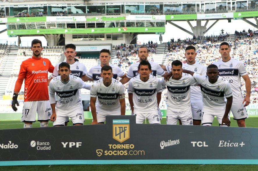 Licht fue titular en Gimnasia y, como cada vez que juega, volvió a llevar la cinta.