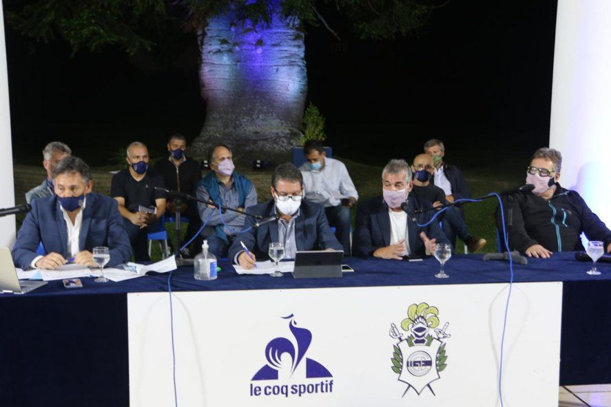 Dirigentes de Gimnasia en la Asamblea en Estancia Chica