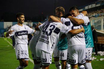 Gol y festejo en Gimnasia