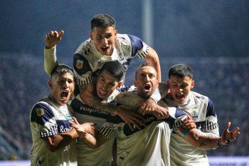 Gimnasia festeja su victoria ante Racing por el Torneo de la Liga Profesional