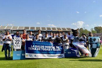 El plantel de Gimnasia junto a la familia de César Regueiro