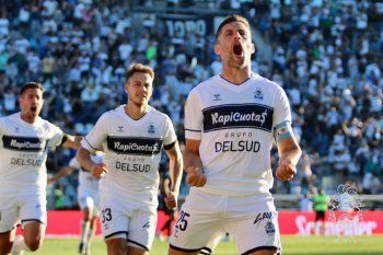 Lucas Licht en pleno festejo de gol para Gimnasia en el Bosque.