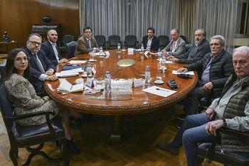 La imagen de la última reunión entre autoridades del Gobierno, la CGT y la UIA