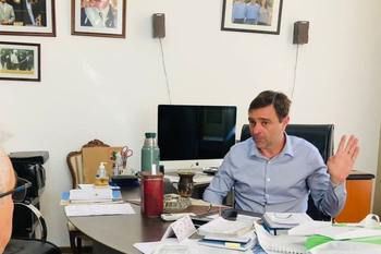 El intendente de Magdalena cruzó al diputado Ruben Eslaiman por negar atrasos en el pago de obras para los municipios por parte de la Provincia.