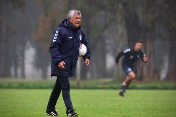Néstor Gorosito dirigiendo el entrenamiento de Gimnasia