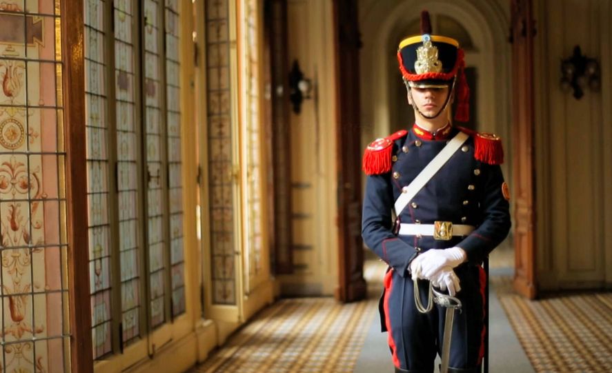 El disfraz de granadero es uno los más tradicionales durante las celebraciones por el 9 de julio. 