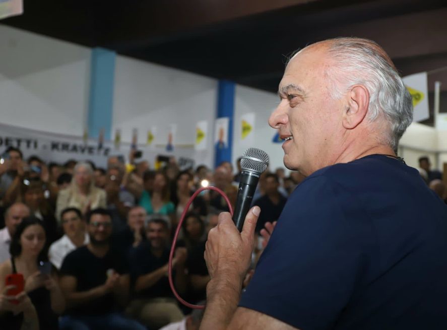 El intendente de Lanús por el PRO, Néstor Grindetti, lanzó una propuesta para dejar los planes sociales y pasar a un esquema de seguro.