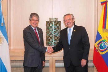 Alberto Fernández junto al exbancario ecuatoriano Guillermo Lasso