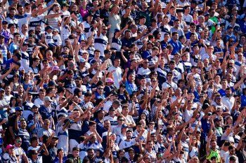Hinchas de Gimnasia en el Bosque