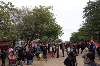 Hinchas de Estudiantes en la previa de la final de la Copa de la Liga Profesional en Santiago del Estero