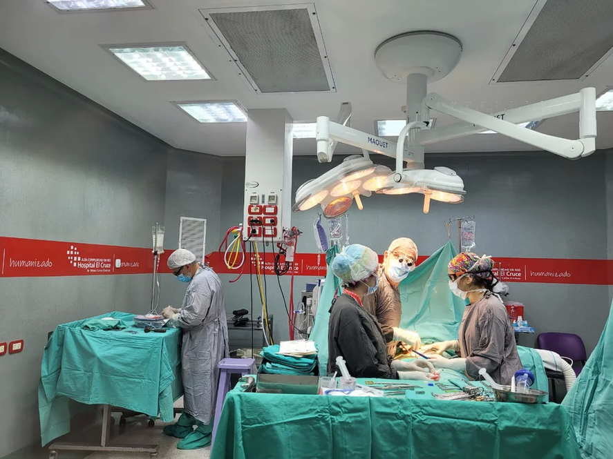 En el Hospital El Cruce, de la localidad bonaerense de Florencio Varela, realizaron el primer reemplazo de aorta abdominal de urgencia de la Argentina. 