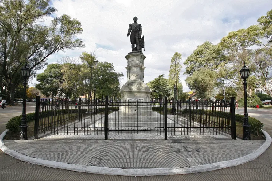 Monumento al almirante Guillermo Brown, en Adrogué, partido de Almirante Brown