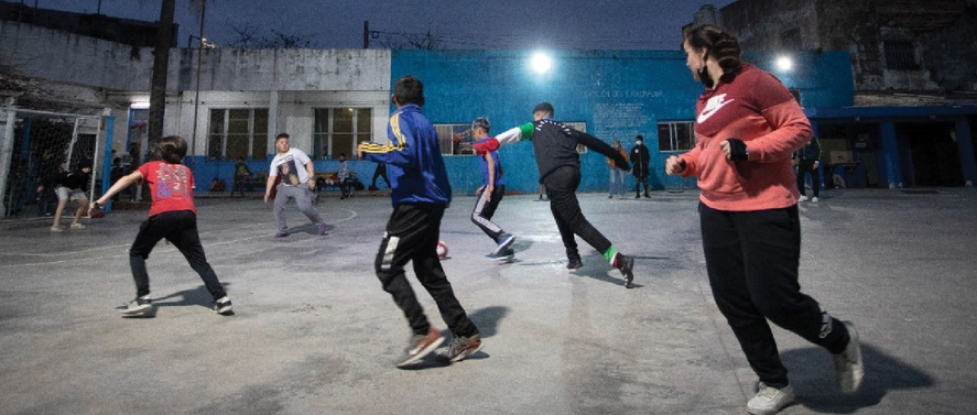 Los clubes de barrio cumplen una función social y deportiva sin igual. Ahora, con el furor del Mundial, volvieron a ser reivindicados por su rol formativo.