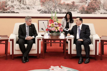 el presidente de ypf inauguro una exposicion en china