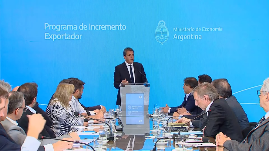 Sergio Massa presentó el programa de incremento exportador con un dólar a $300.