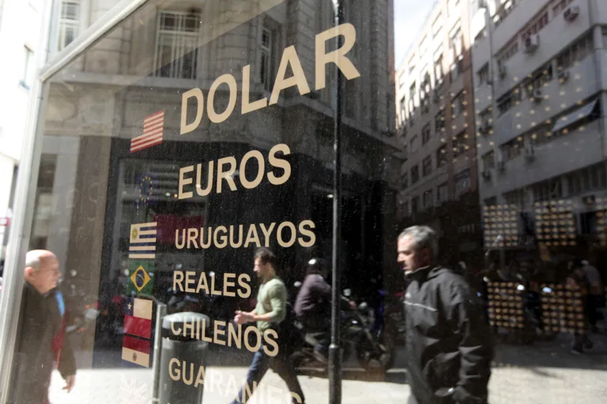 Argentina es el país que más dólares posee fuera del sistema bancario, después de Estados Unidos