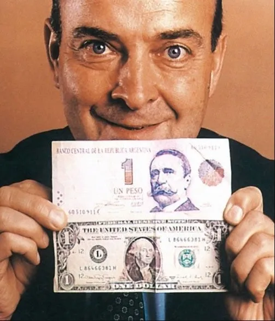 Domingo Cavallo fue el ministro que tras la hiperinflación impuso el 1 a 1 en 1991
