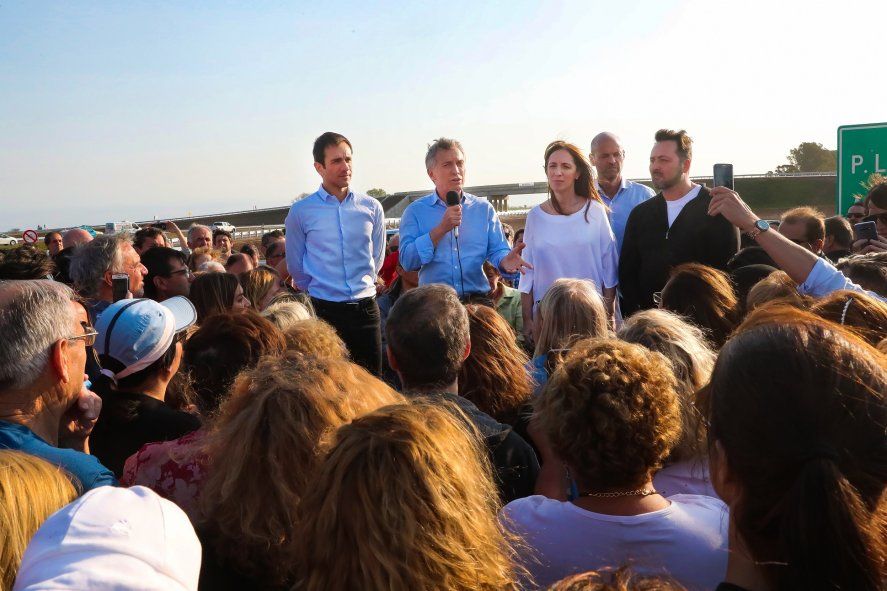 Mauricio Macri y María Eugenia Vidal, junto a intendentes oficialistas, durante la inauguración de la Ruta 7 en plena campaña de 2019.