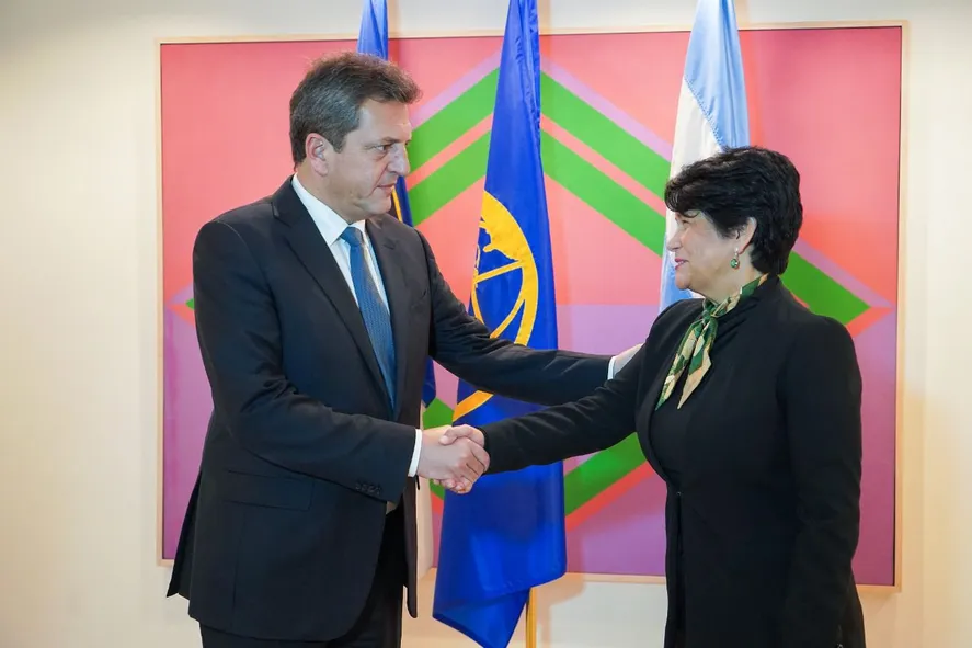Sergio Massa con Reina Irene Mejía Chacón, presidenta interina del BID.