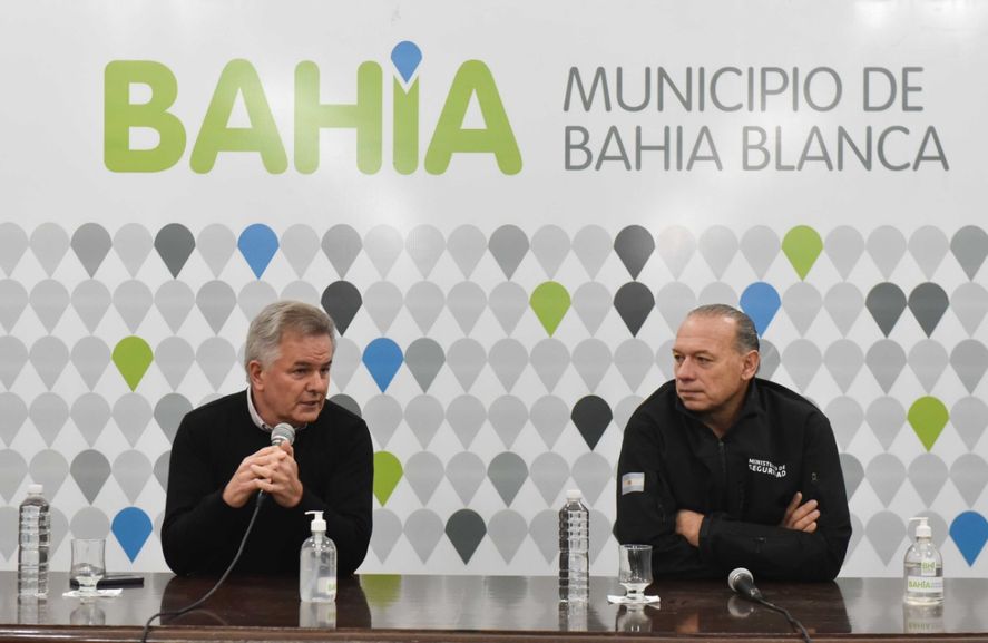 Sergio Berni junto al intendente de Bahía Blanca, Héctor Gay. Habló de la polémica por los patrulleros.