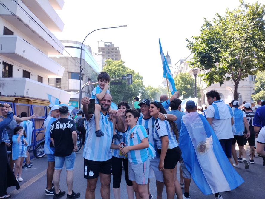 El centro de La Plata fue una fiesta. En 7 y 50, pero también en Plaza Moreno, hubo fuertes celebraciones.