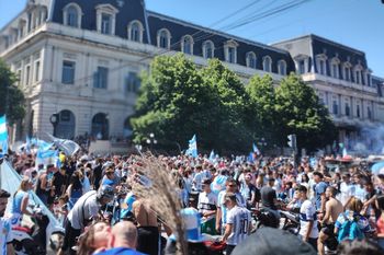 La Plata, capital de la Provincia, ya tiene su centro colmado de vecinos que festejan el título mundial. 
