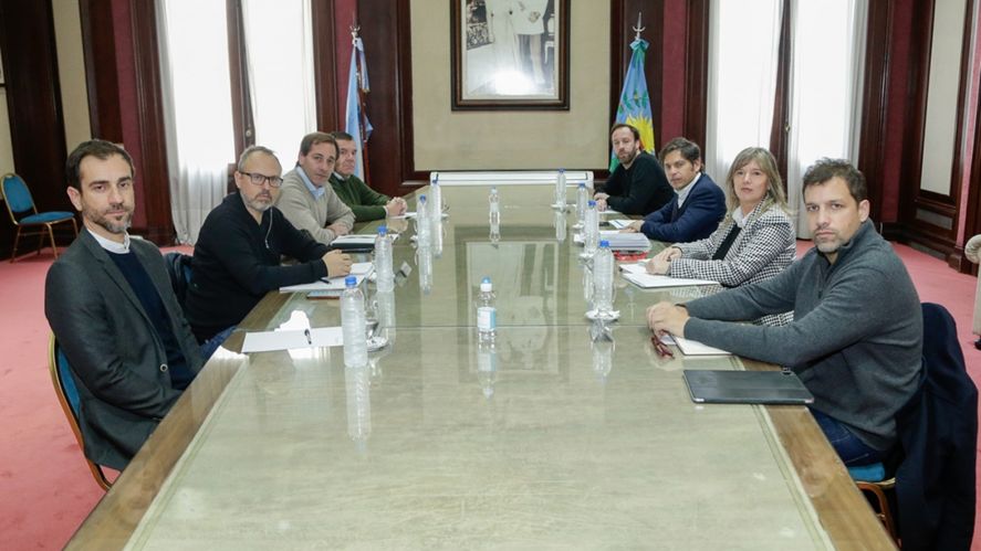 Axel Kicillof convocó a 30 intendentes para firmar el convenio de adelanto de obras, pero en la oposición reclamaron por los cumplimientos.