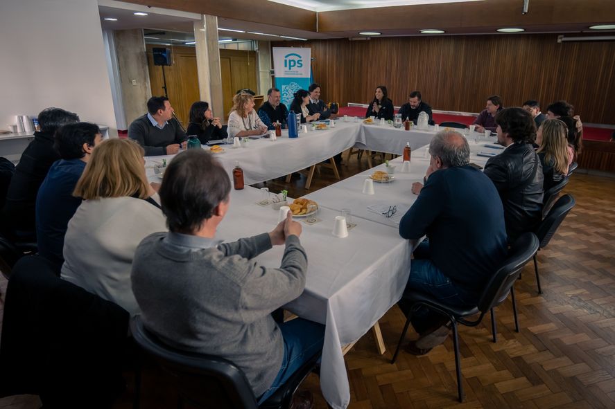 Uno de los encuentros entre los gremios docentes y autoridades del IPS