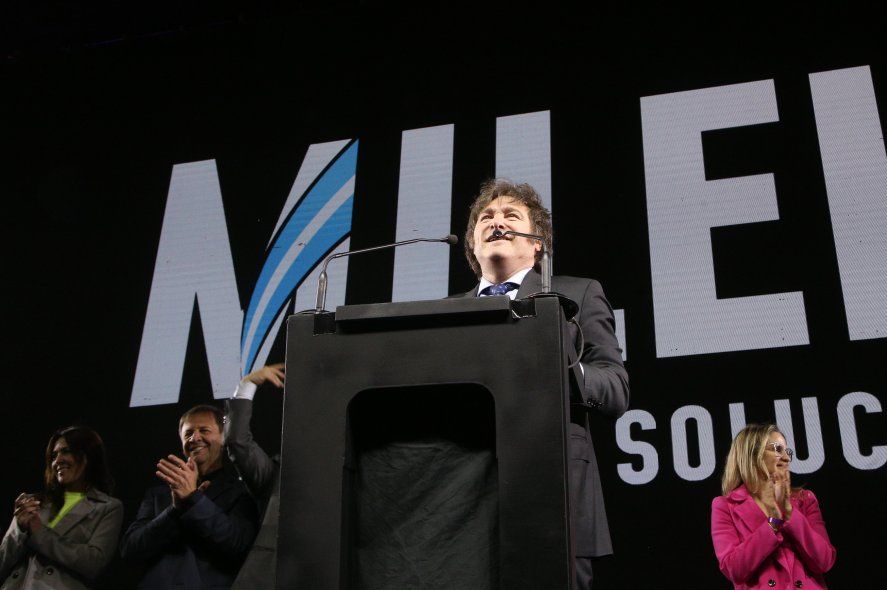Javier Milei dio un discurso acompañado por sus principales precandidatos en el acto de cierre de campaña.