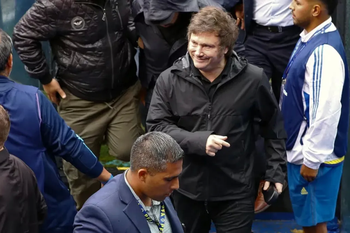 una encuesta marca que javier milei no recibio un cheque en blanco