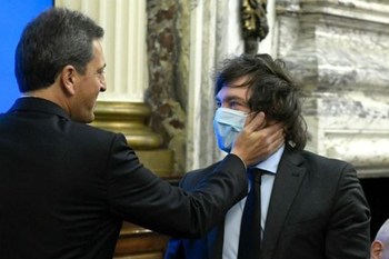 Sergio Massa saluda a Javier Milei en tiempos de pandemia en el Congreso de la Nación.